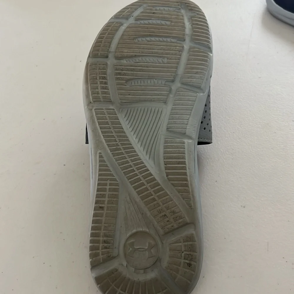 Under Armour - Men’s ignite slides / sandals. Size 8. Gray and black